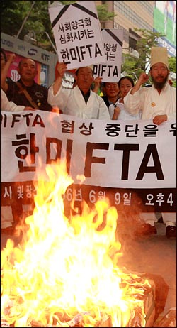 지난 6월 한미FTA 1차 본협상 폐막을 앞두고 한미FTA저지 범국민운동본부는 광화문 미대사관 인근에서 "죽음의 협상판을 걷어치우라"고 외치며 한미FTA 즉각 중단을 요구했다. 